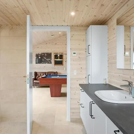 5 Bedroom Cozy In Vaeggerlose Bøtø By