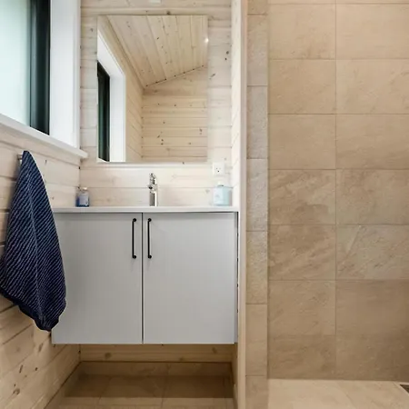 5 Bedroom Cozy In Vaeggerlose * Bøtø By