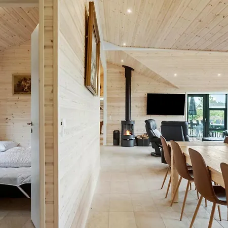 5 Bedroom Cozy In Vaeggerlose