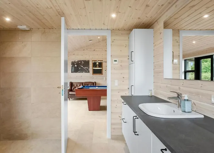 5 Bedroom Cozy In Vaeggerlose Bøtø By
